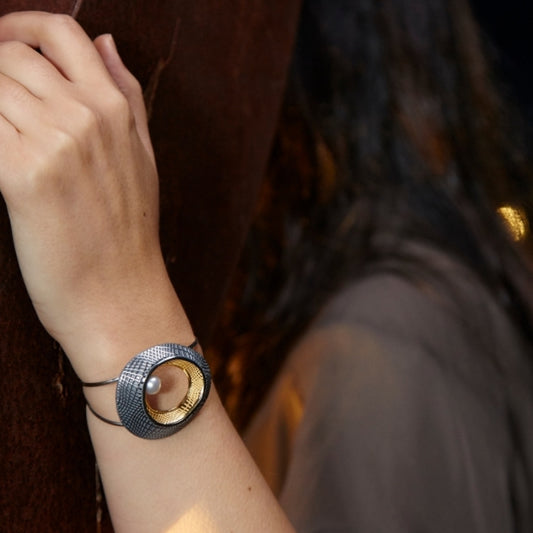 Due, Pulsera con perla