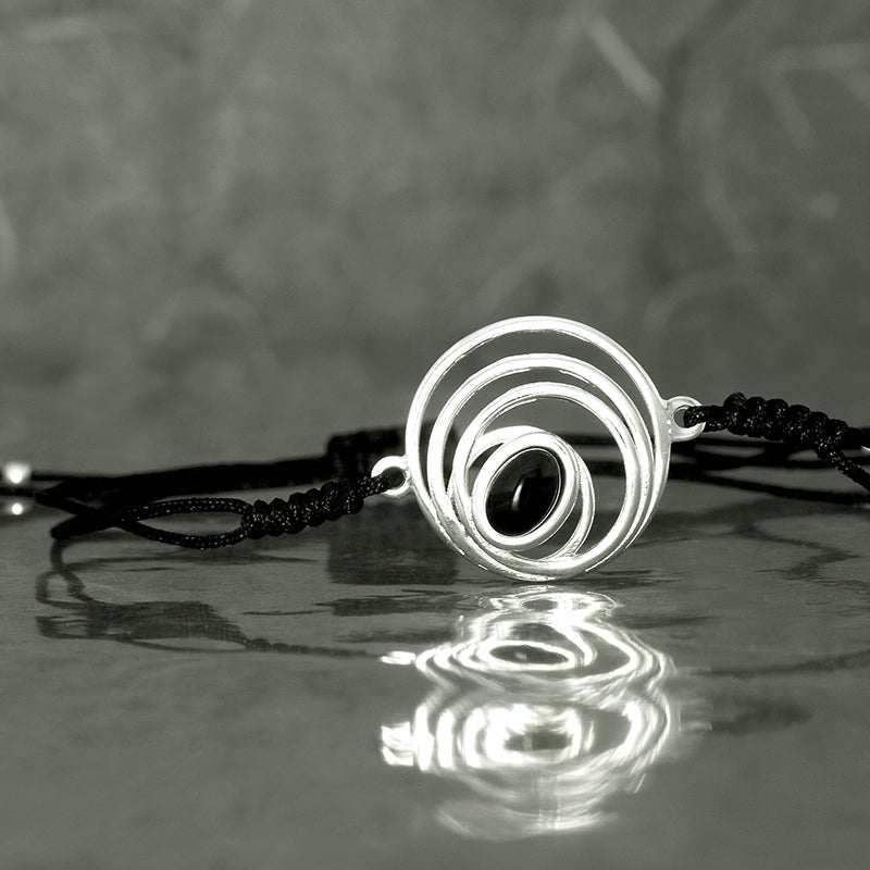 Girotondo, Pulsera de hilos con azabache