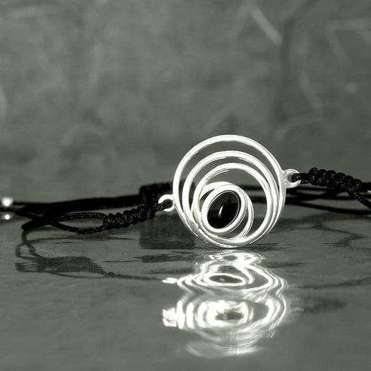 Girotondo, Pulsera de hilos con azabache