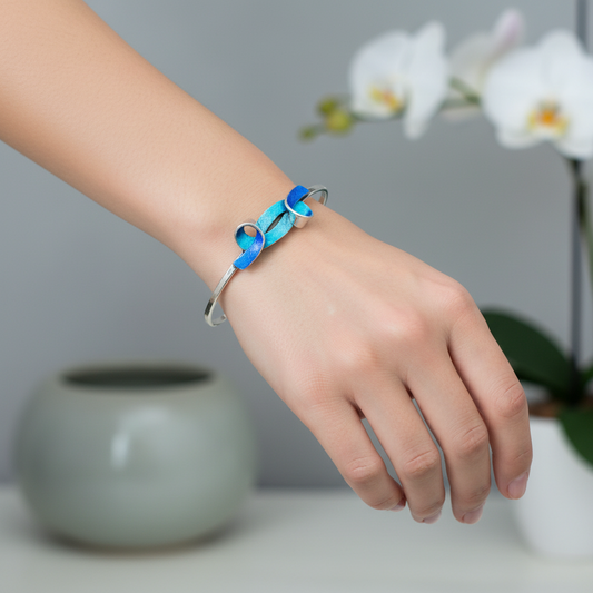 modelo con Brazalete azul coleccion baku de ardentia