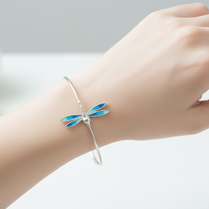 chica con pulsera rígida con libélula en plata 925 con esmalte al fuego azul, colección Libélulas de Ardentia