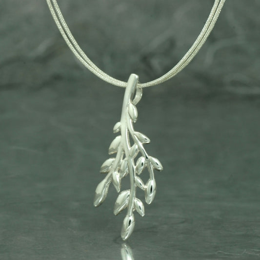 Colgante con forma de hoja de helecho