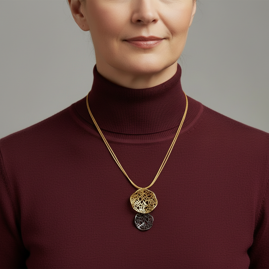 modelo con colgante madison doble de ardentia, con acabado chapado en oro y óxido