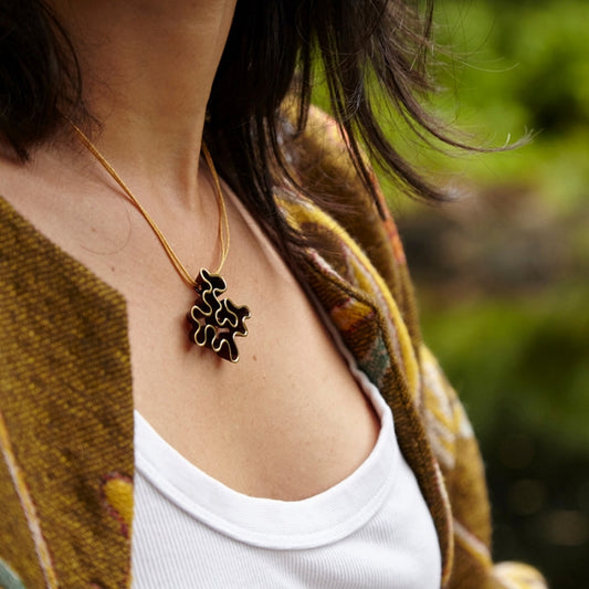 modelo con colgante de la coleccion Butan de Ardentia