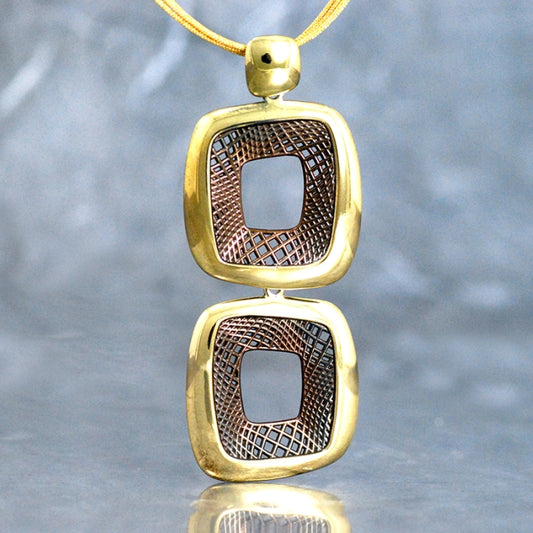 Nasa marrón, Colgante doble