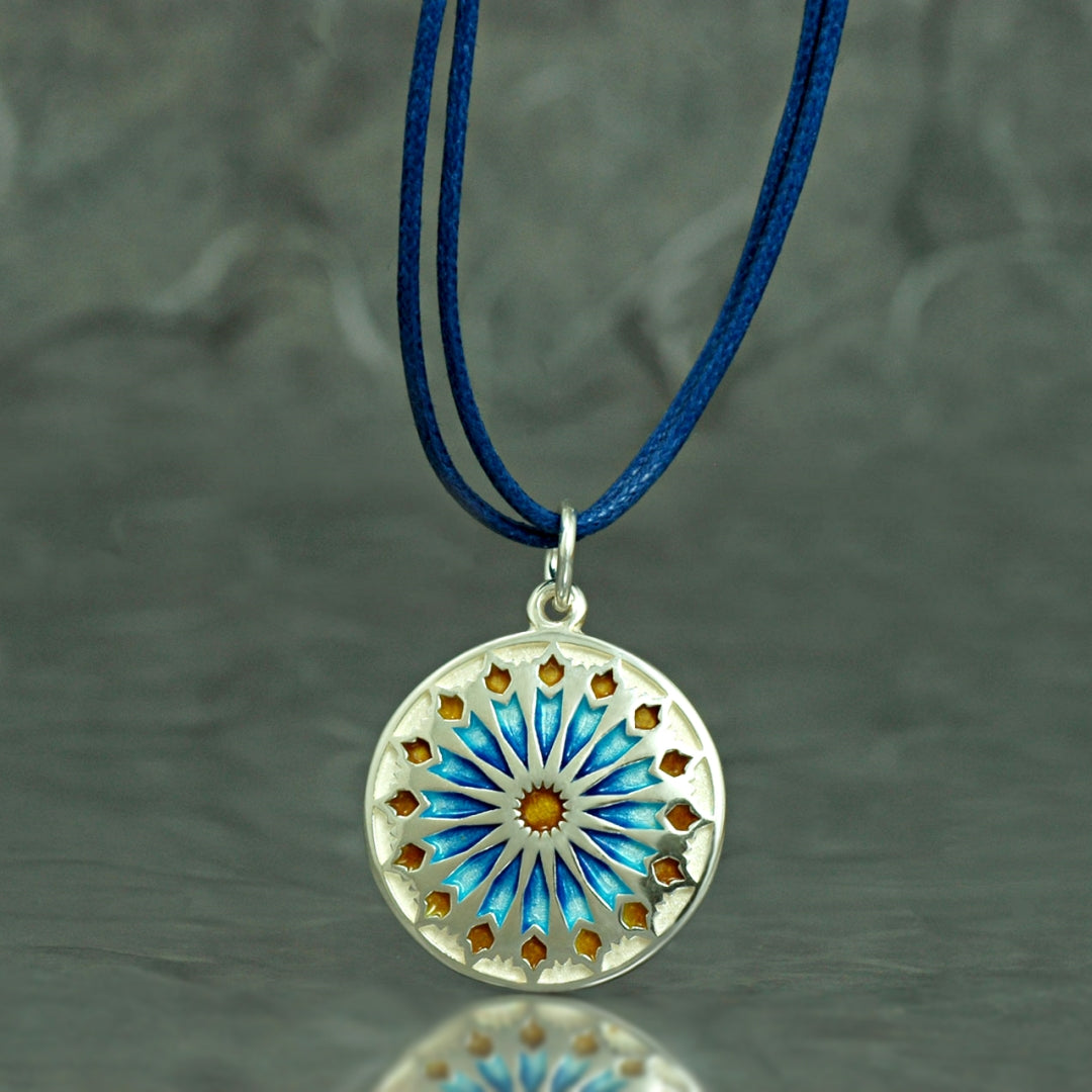 colgante redondo, plata de Ley 925 con esmalte al fuego, coleccion Alhambra de Ardentia
