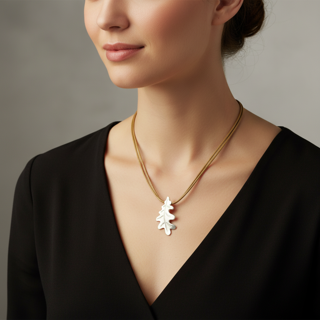 modelo con colgante pequeño de la colección Carballo de Ardentia