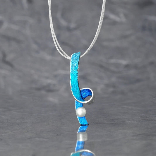colgante azul, con perla, de la colección bakú de ardentia