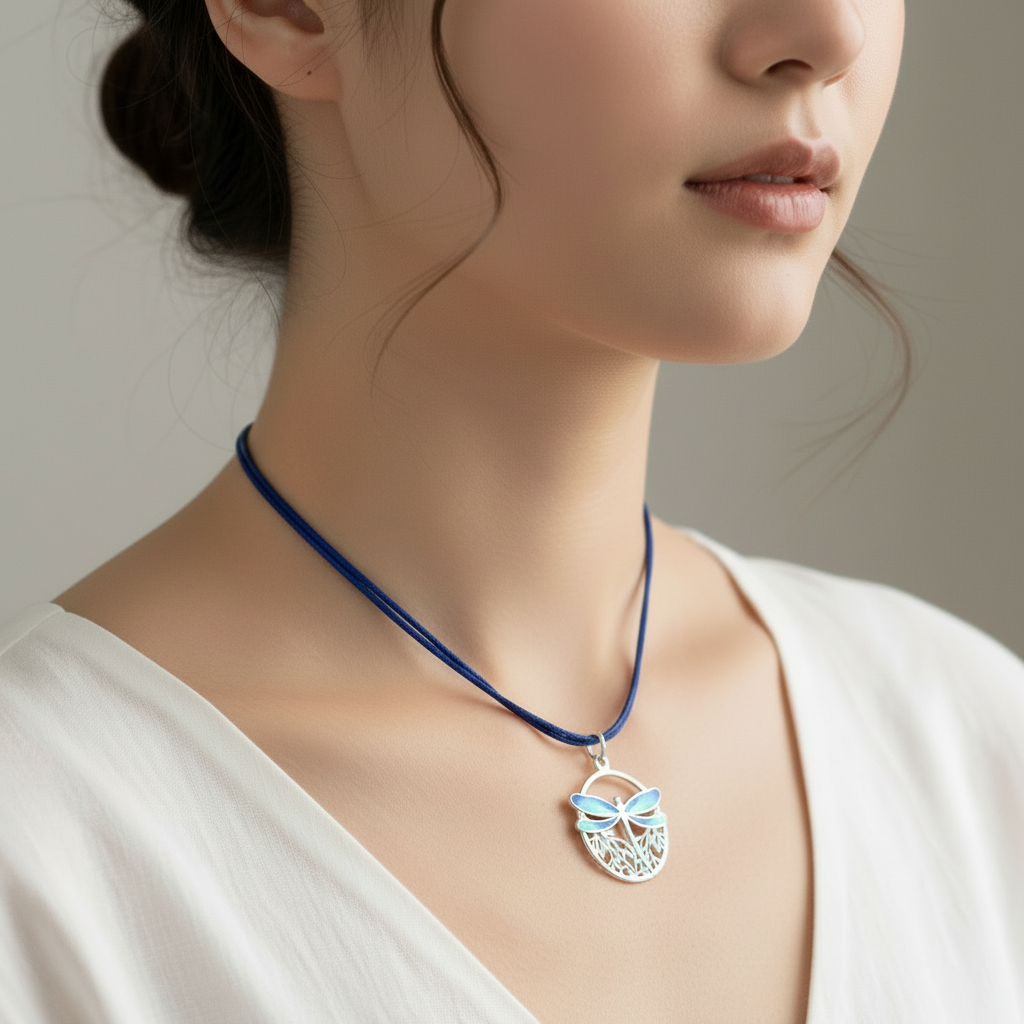 Art Nouveau, colgante pequeño, redondo, con libélula