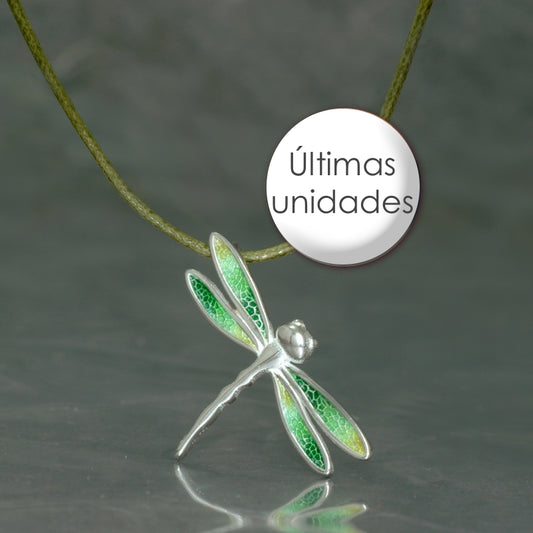última unidad de colgante pequeño libélula en plata de ley 925 con esmalte al fuego verde de Ardentia