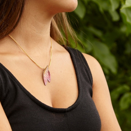 Mujer con colgante alargado Haz-Envés en plata de Ley 925 con pigmentos rosados irisados, de Ardentia