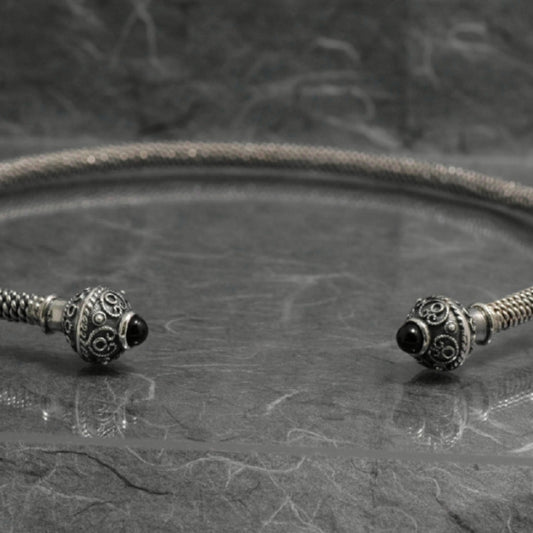 Torque Azabache, Gargantilla con adornos de filigrana