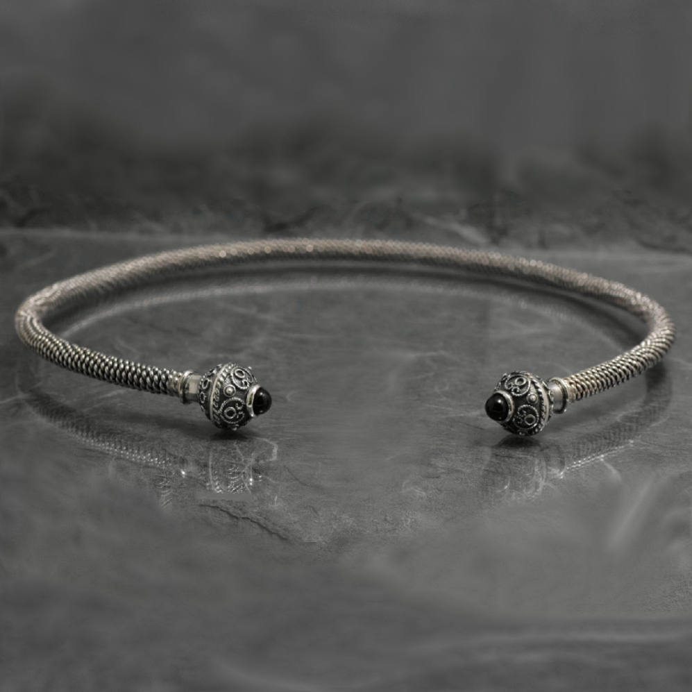 Gargantilla Torque Azabache en plata 925 con filigrana artesanal – Ardentia
