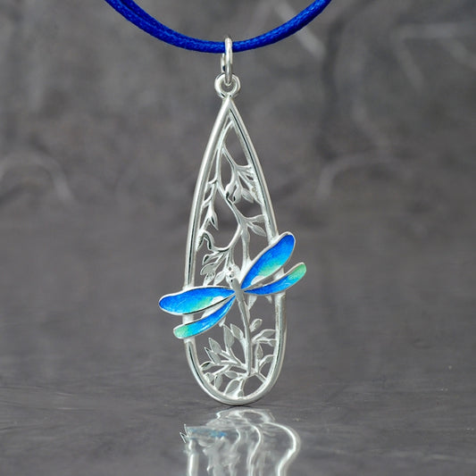 Art Nouveau, colgante alargado, con libélula