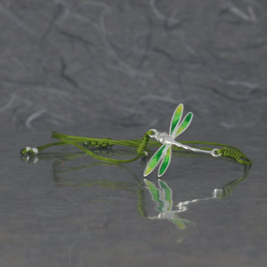 Pulsera de la colección Libélula, en verde, montada con macramé de nailon