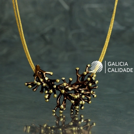 Anémona chocolate, colgante alargado