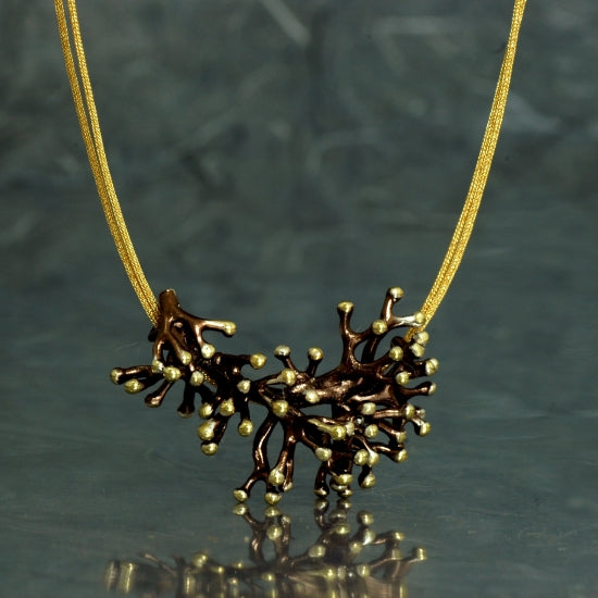 Anémona chocolate, colgante alargado