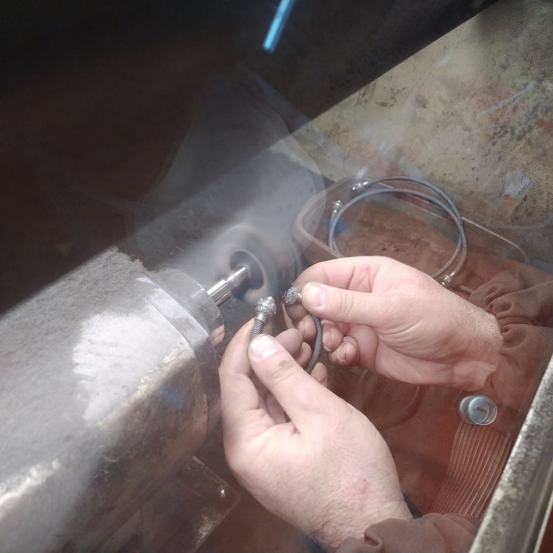 Manuel puliendo el torque de pulsera de Ardentia, plata de ley 925 con azabache auténtico de Asturias